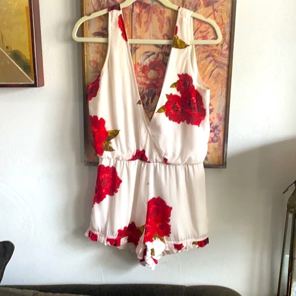 REVOLVE WINSTON WHITE BRAND BODYCON RED FLORAL RUFFLE DEEP V BOHO ROMPER S - Picture 2 of 15